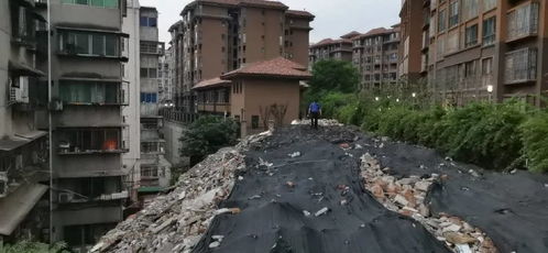城事丨平桥一公寓旁建筑垃圾无人清理，回复15日之内清理完毕——建筑物清洁服务亟待优化